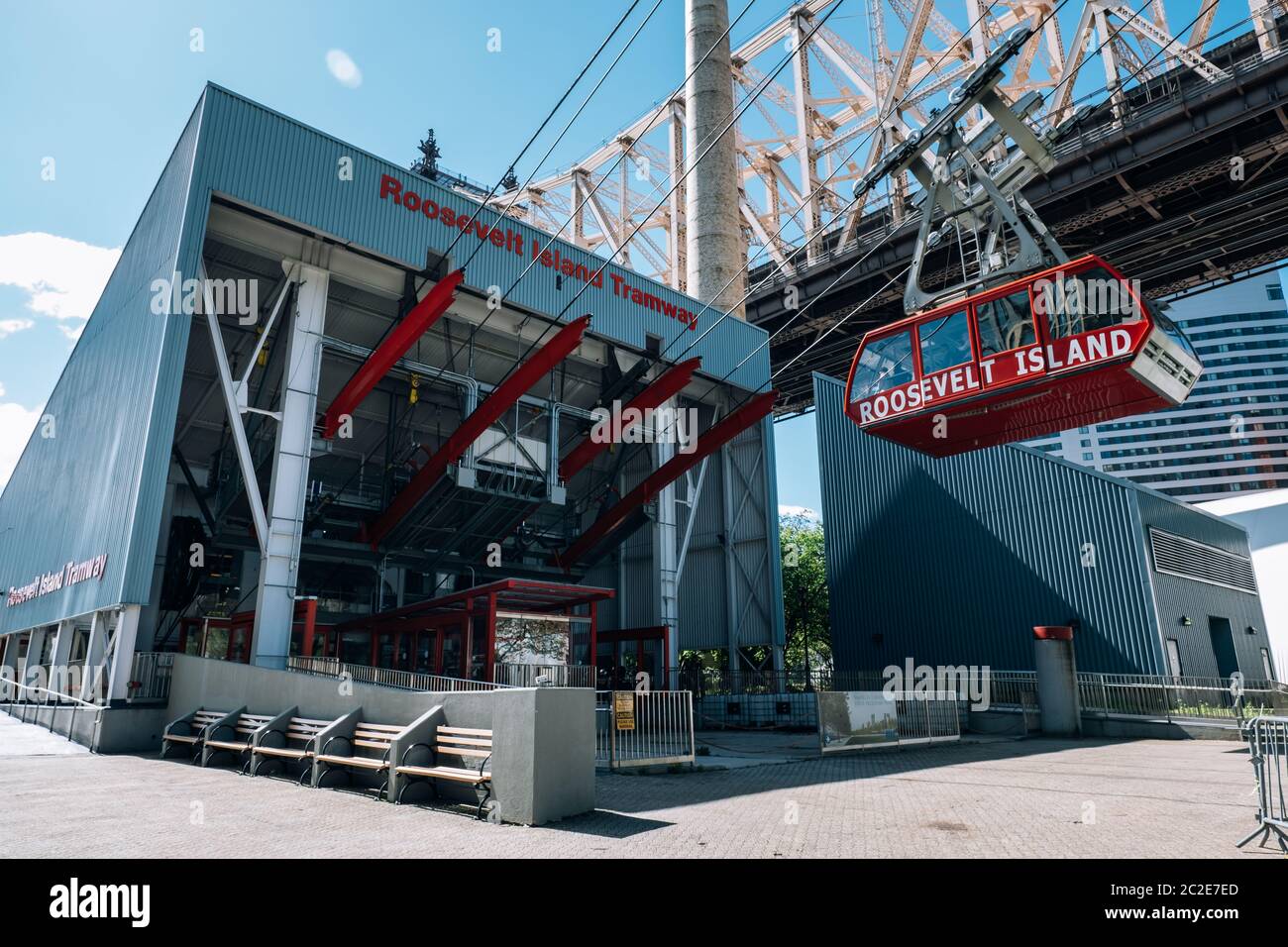 tramway-station-on-roosevelt-island-stock-photo-alamy