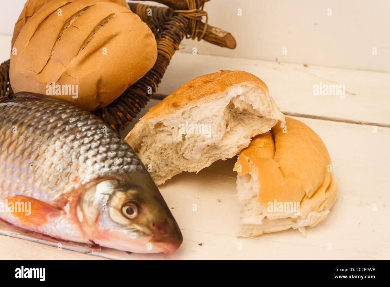 Fish and bread ташкент. Fish and bread. Натюрморт с рыбой живопись. Иисус хлеб жизни. Балык экмек тарелке.