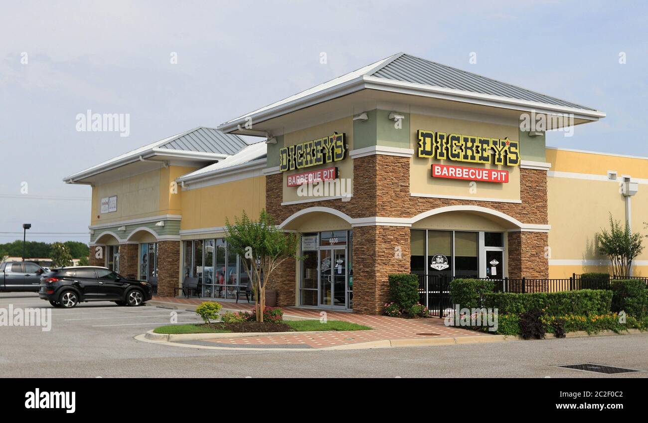 Bradenton, FL, 4/17/2020: View of Dickey's restaurant during the coronavirus pandemic. The restaurants are largely empty due to lack of customers. Stock Photo