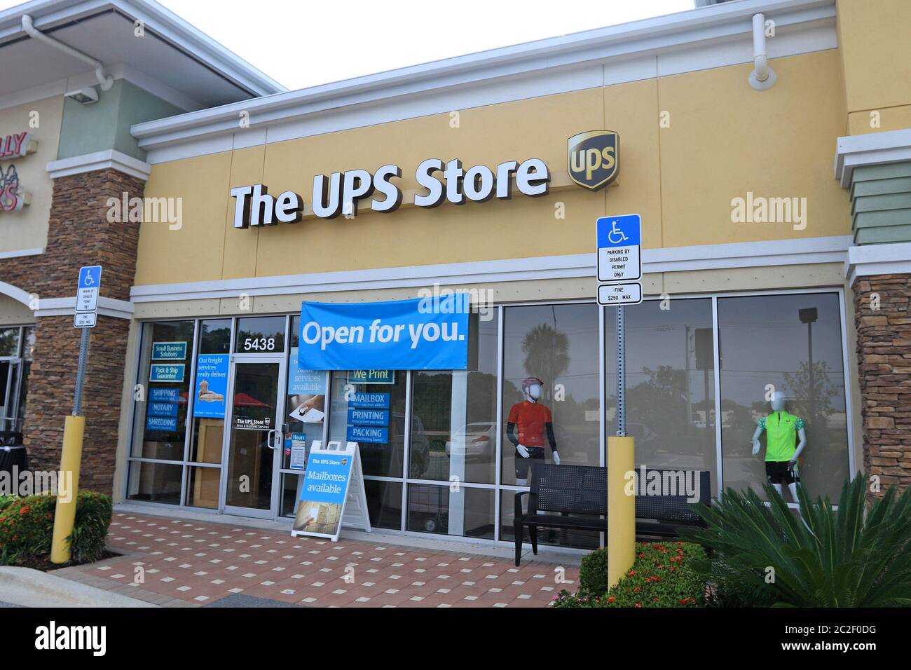Bradenton, FL, 4/17/2020: View of the front of a UPS store during the coronavirus pandemic. Stock Photo