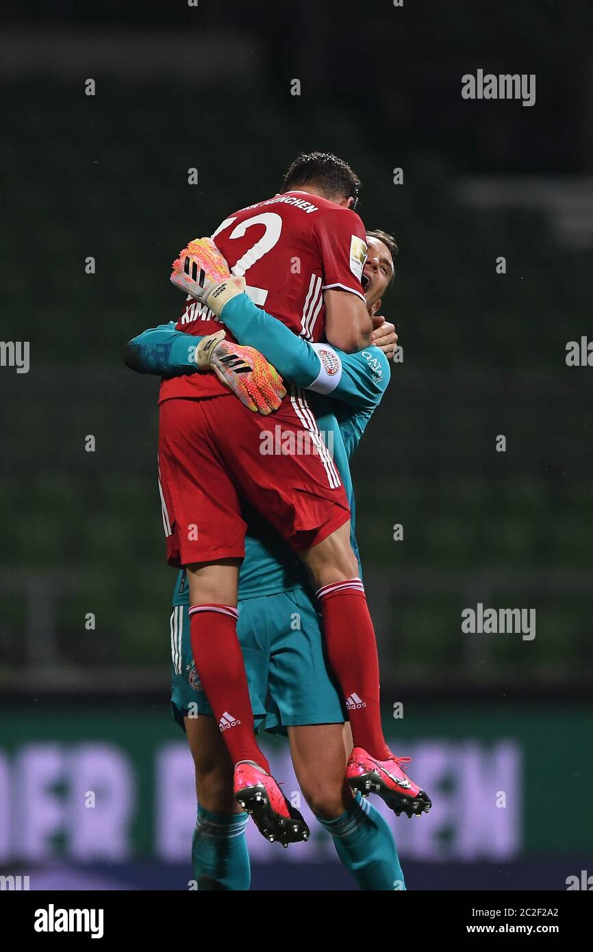 Bremen, Germany, 16th June 2020 Manuel NEUER, FCB 1 Joshua KIMMICH, FCB 32  Der FC Bayern Muenchen ist Deutscher Meister: Die Mannschaft jubelt. SV  WERDER BREMEN - FC BAYERN MUENCHEN in 1.