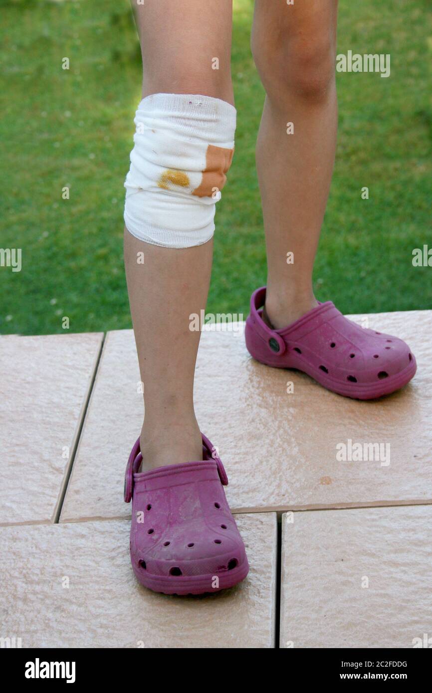 Knee injury kid hi-res stock photography and images - Alamy