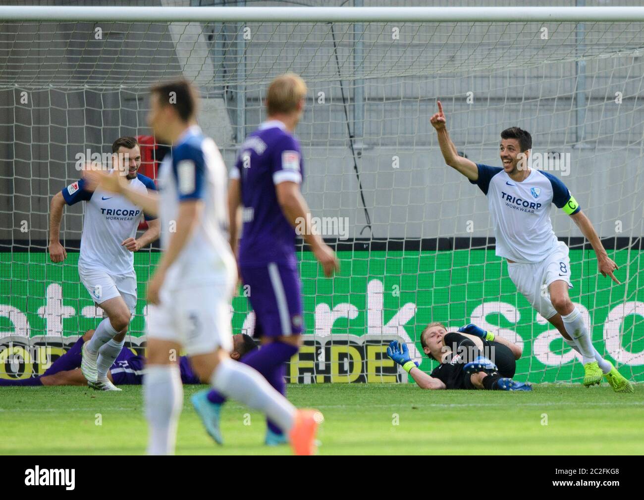 17 June 2020, Saxony, Aue: Football: 2nd Bundesliga, FC Erzgebirge Aue - VfL Bochum, 32nd matchday, at the Sparkassen-Erzgebirgsstadion. Bochum's Anthony Losilla (r) cheers after his goal for 0:2, Aue's goalkeeper Robert Jendrusch is on the ground. Photo: Robert Michael/dpa-Zentralbild/dpa - IMPORTANT NOTE: In accordance with the regulations of the DFL Deutsche Fußball Liga and the DFB Deutscher Fußball-Bund, it is prohibited to exploit or have exploited in the stadium and/or from the game taken photographs in the form of sequence images and/or video-like photo series. Stock Photo