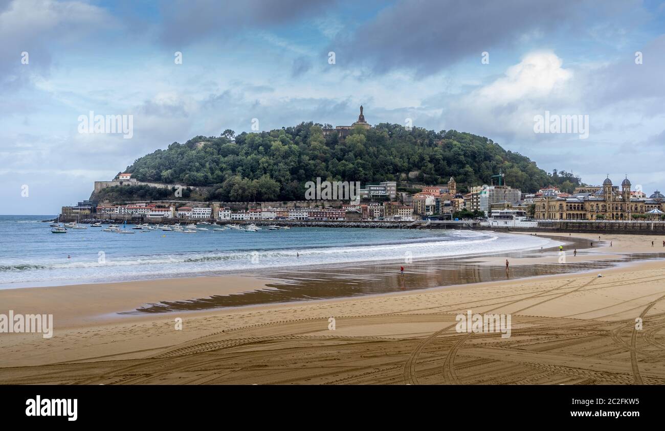 San Sebastian, Spain. Sept 11, 2017. La Concha beach with view on of the Mount Urgul - on top of it stands the medieval fortress of La Mota and a stat Stock Photo