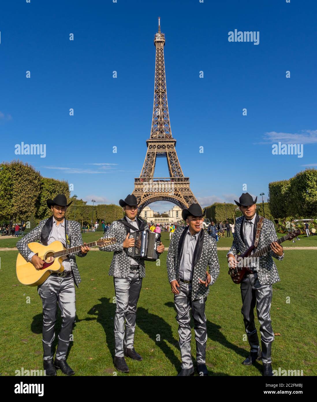 Paris, France - Sept 15, 2017. quartet musicians perform in front of eiffel tower Stock Photo