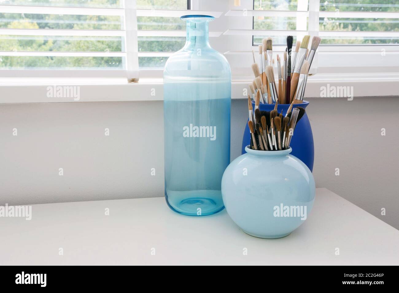 Art brushes in a vase hi-res stock photography and images - Alamy