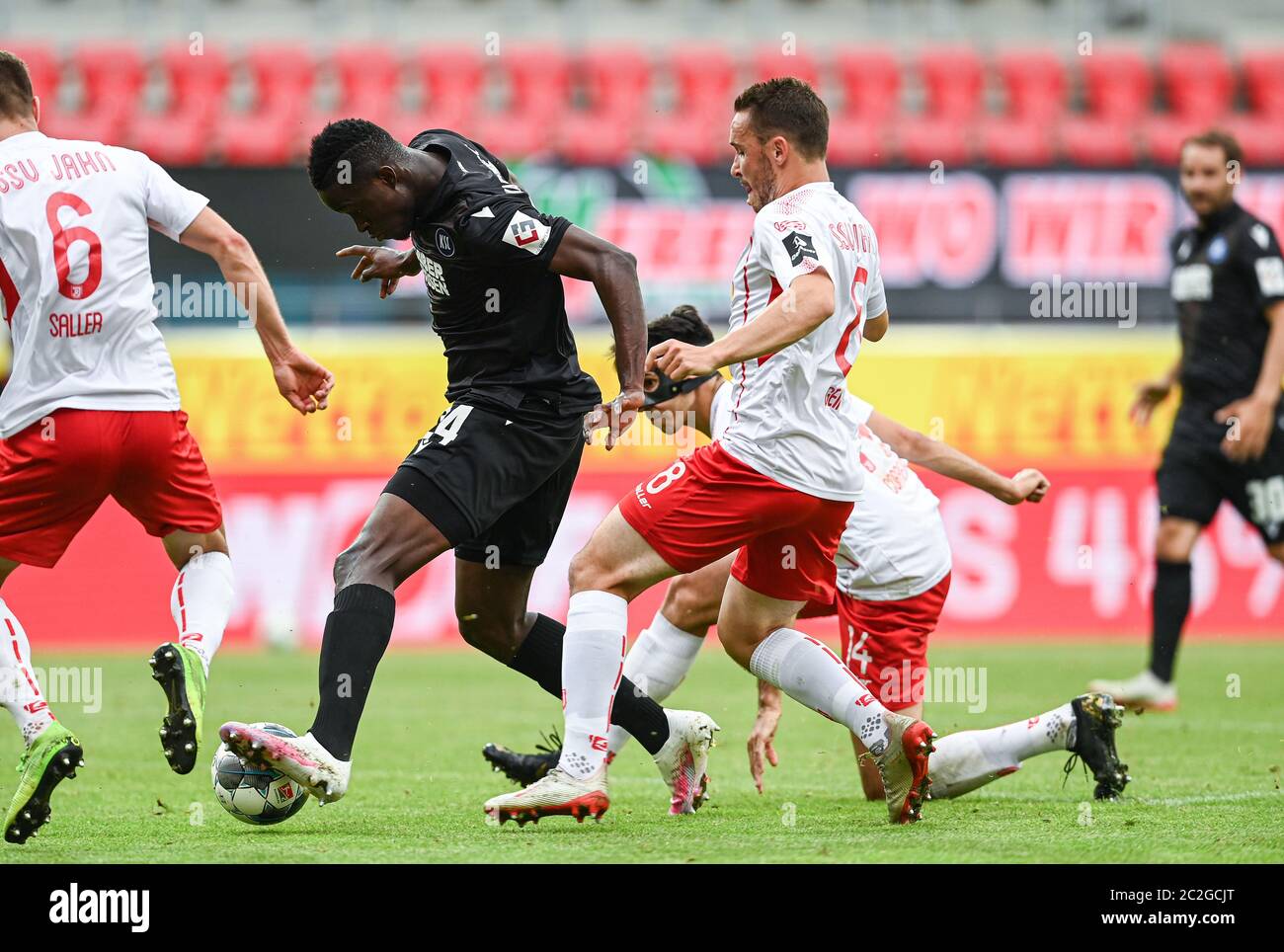 Regensburg, Deutschland. 17th June, 2020. goal, goal to 2: 1: goal scorer  Babacar Gueye (KSC) transfers Andreas Geipl (Regensburg) and scores.  GES/Football/2nd Bundesliga: SSV Jahn Regensburg - Karlsruher SC, June 17,  2020