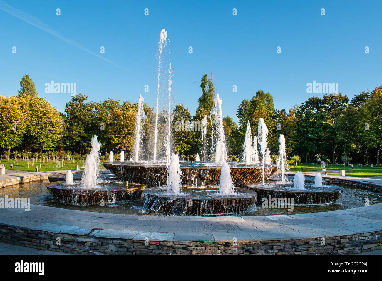 Large fountain in the middle of a park Stock Photo - Alamy