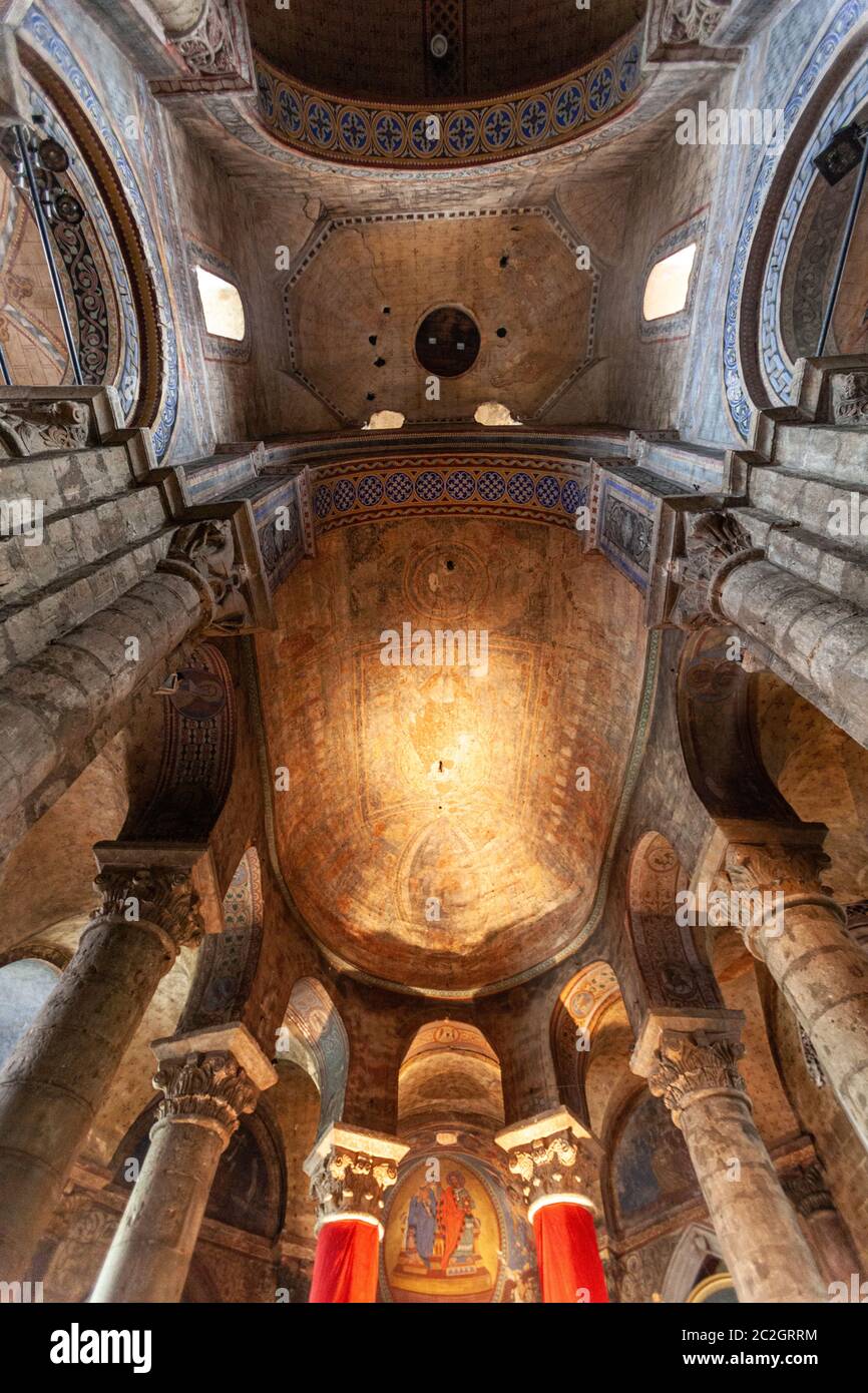 Altar and Romanesque frescoes in Église Notre-Dame la Grande, Poitiers, Nouvelle-Aquitaine, France Stock Photo