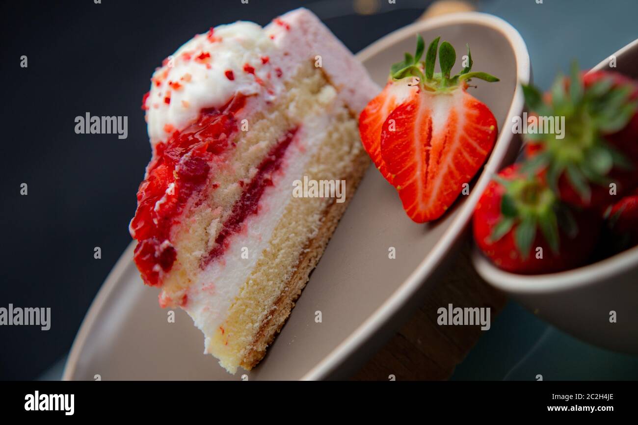 Strawberries and cake hi-res stock photography and images - Alamy