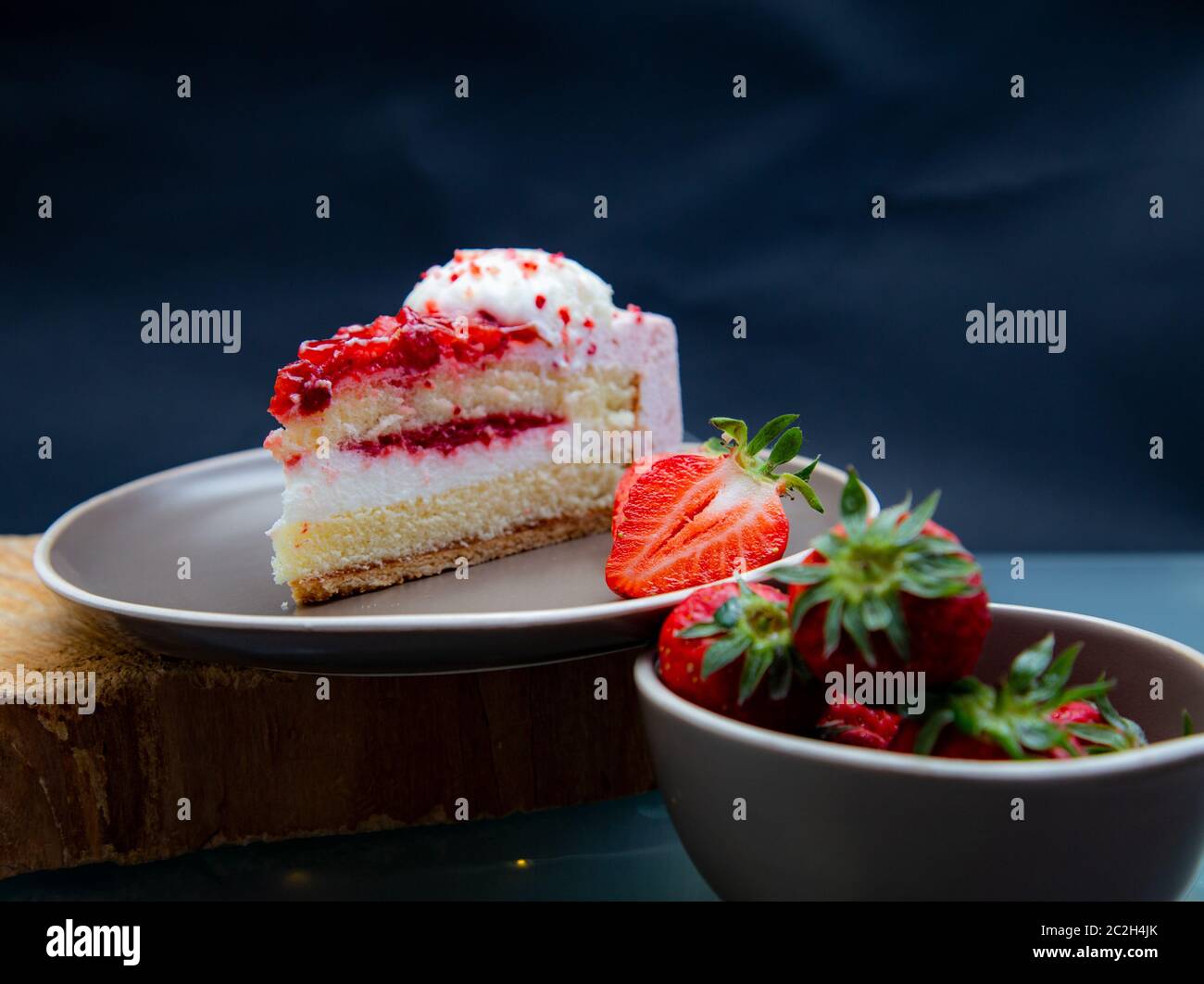 Strawberries and cake hi-res stock photography and images - Alamy