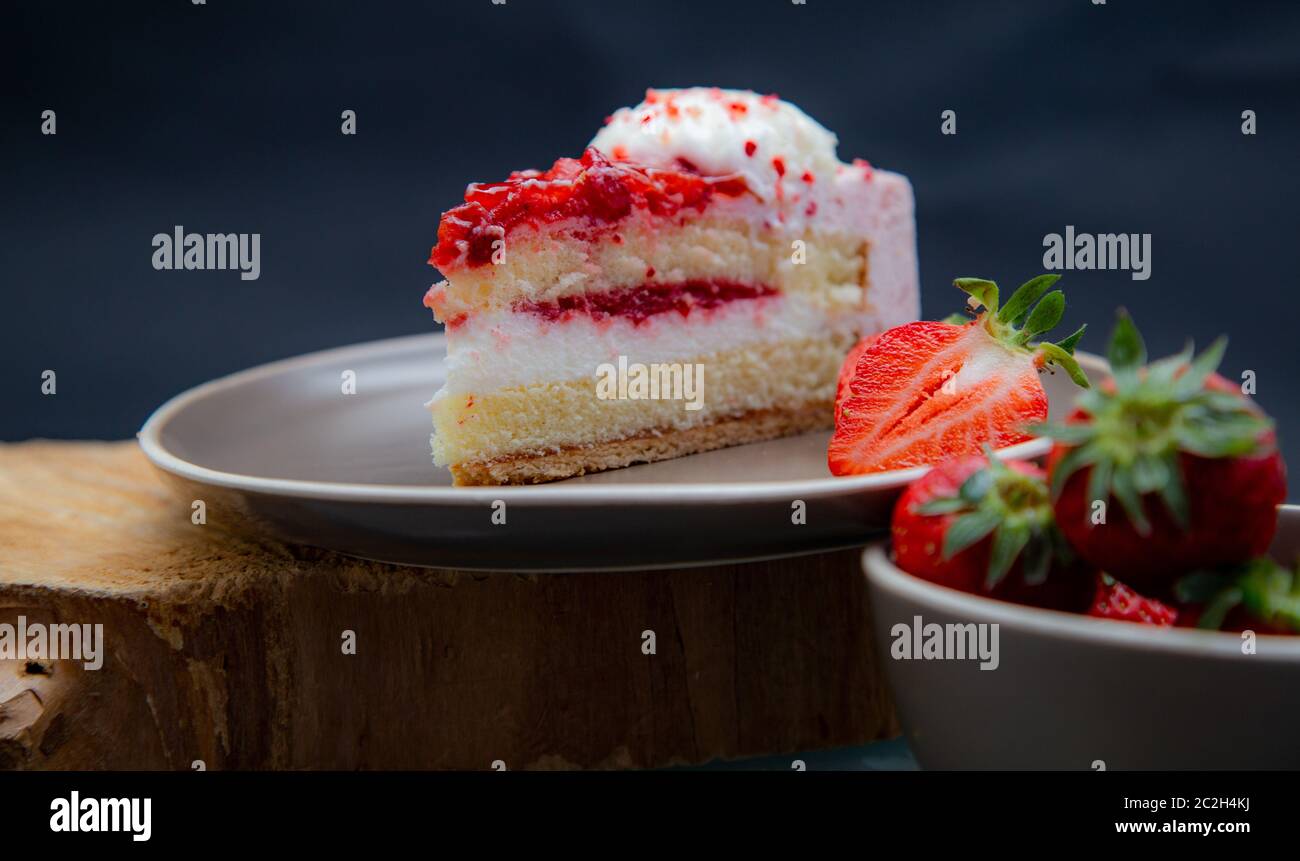 Strawberries cake hi-res stock photography and images - Alamy