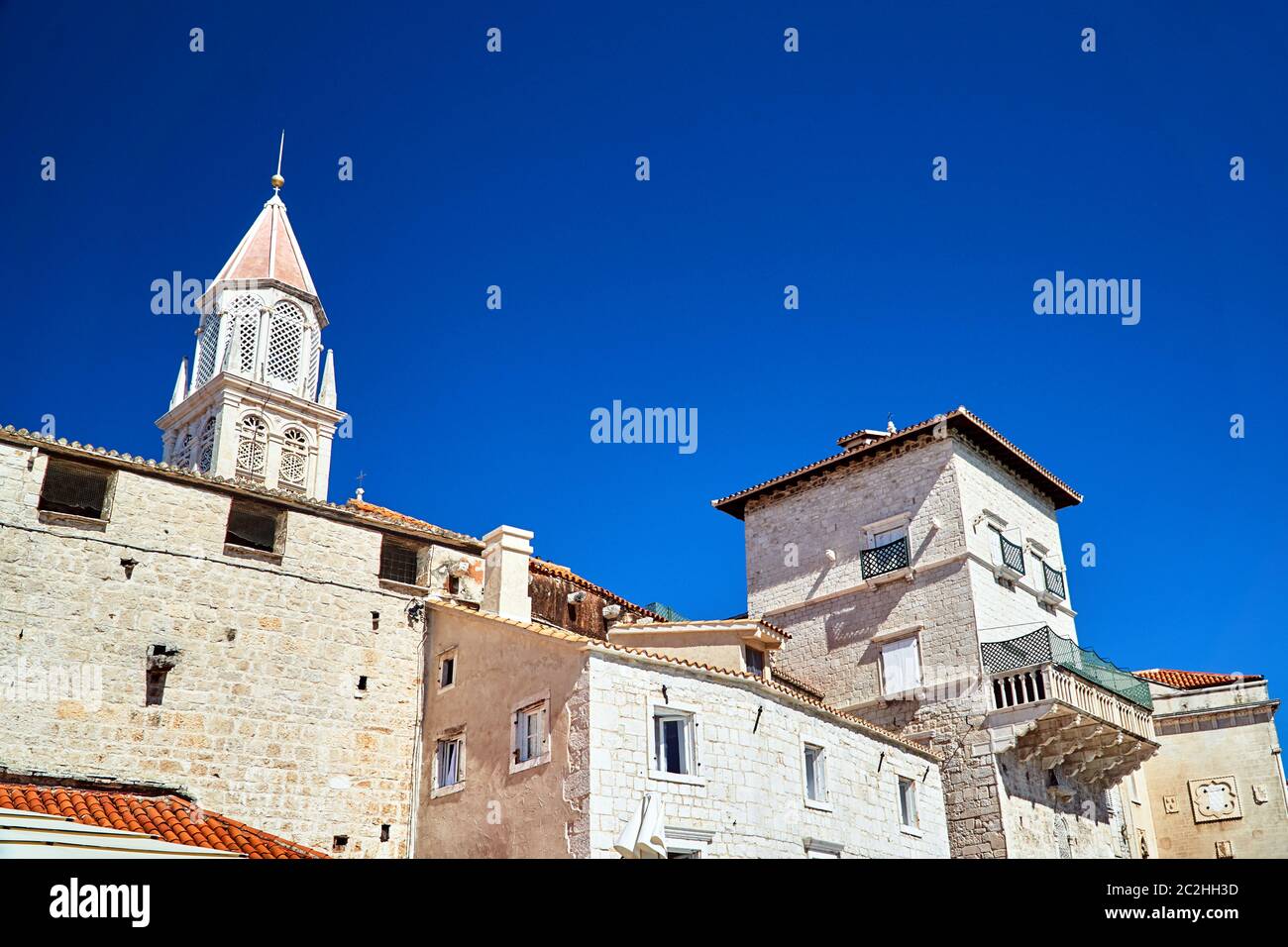 Średniowieczne, kamienne budowle w mieście Trogir w Chorwacji Stock Photo