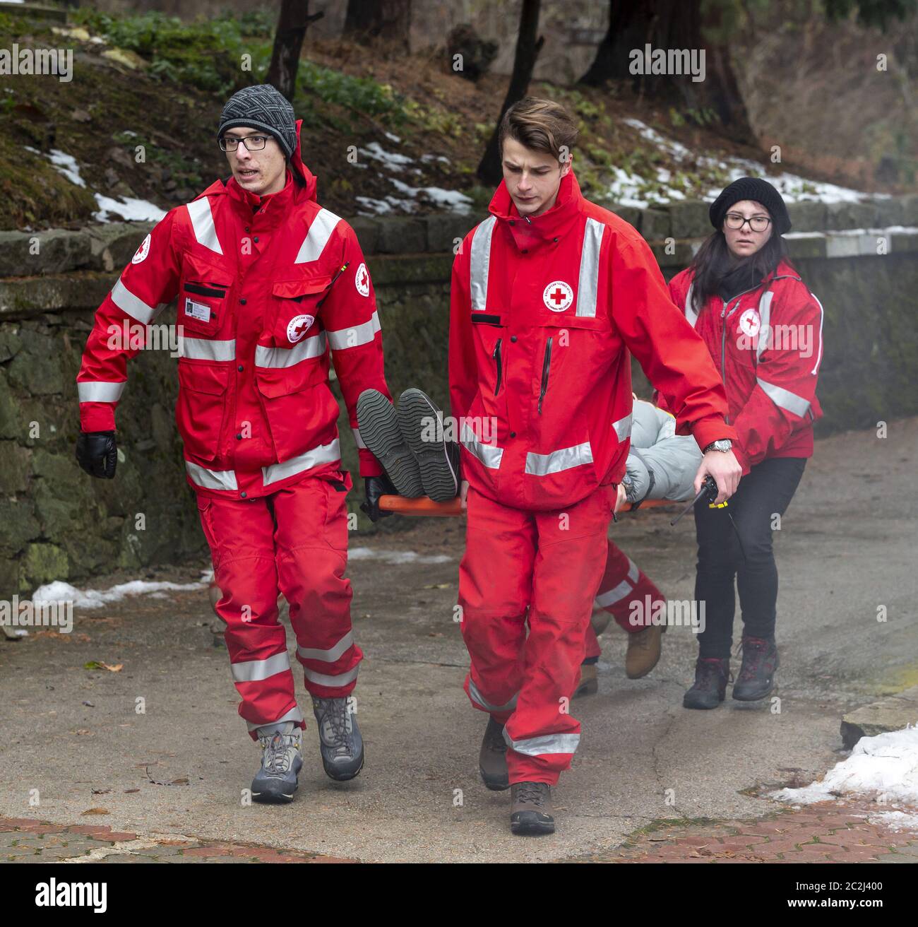 Skuffelse kort klik Bulgarian Red Cross Youth Paramedics volunteers stretcher Stock Photo -  Alamy