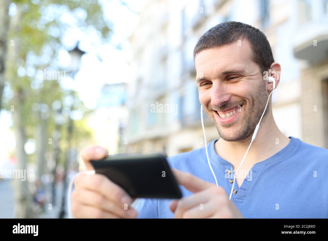 Man wearing earbuds hi-res stock photography and images - Alamy