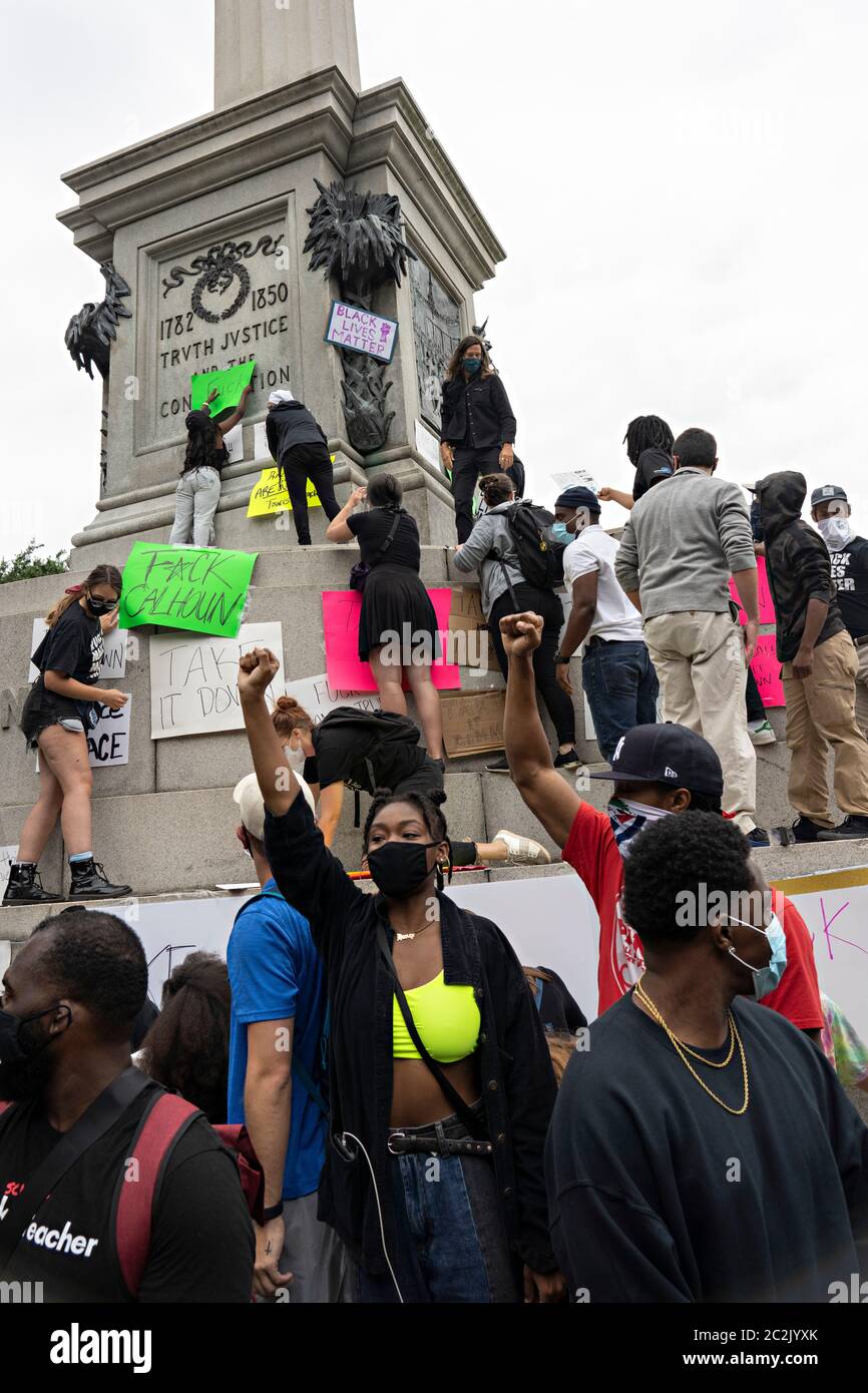 Charleston, United States. 17th June, 2020. Black Lives Matter protesters hang signs on the massive John Calhoun statue in Marion Square on the 5th anniversary of the mass shooting at Mother Emanuel AME Church June 17, 2020 in Charleston, South Carolina. Nine members of the historic African-American church were gunned down by a white supremacist during bible study on June 17, 2015. Credit: Richard Ellis/Alamy Live News Stock Photo