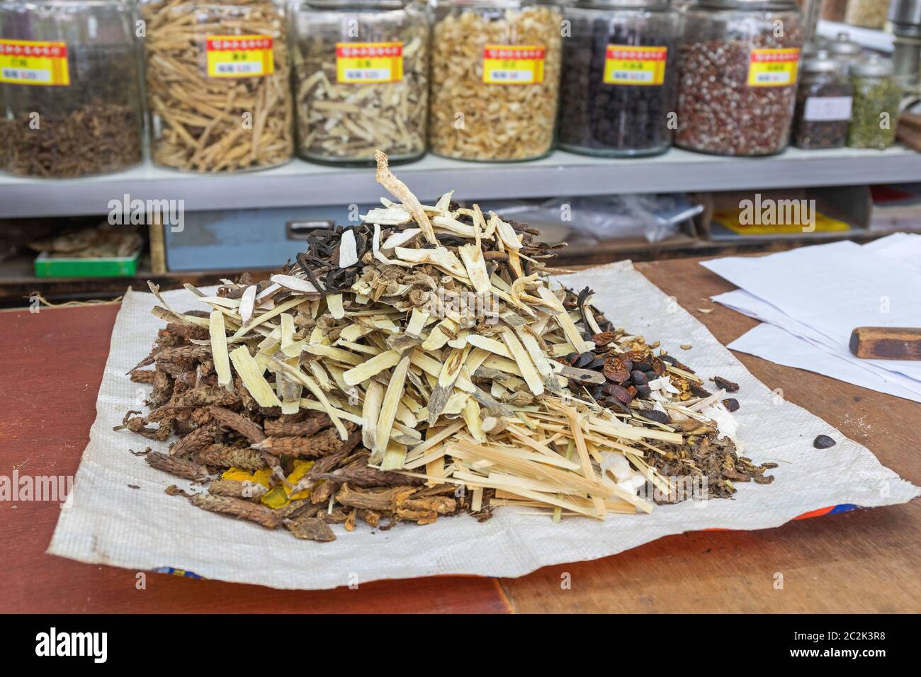 Hong kong chinese medicine herbs hi-res stock photography and images ...