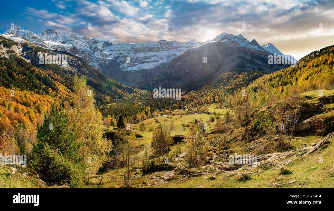 view of Cirque De Gavarnie In The French Pyrenees Stock Photo - Alamy