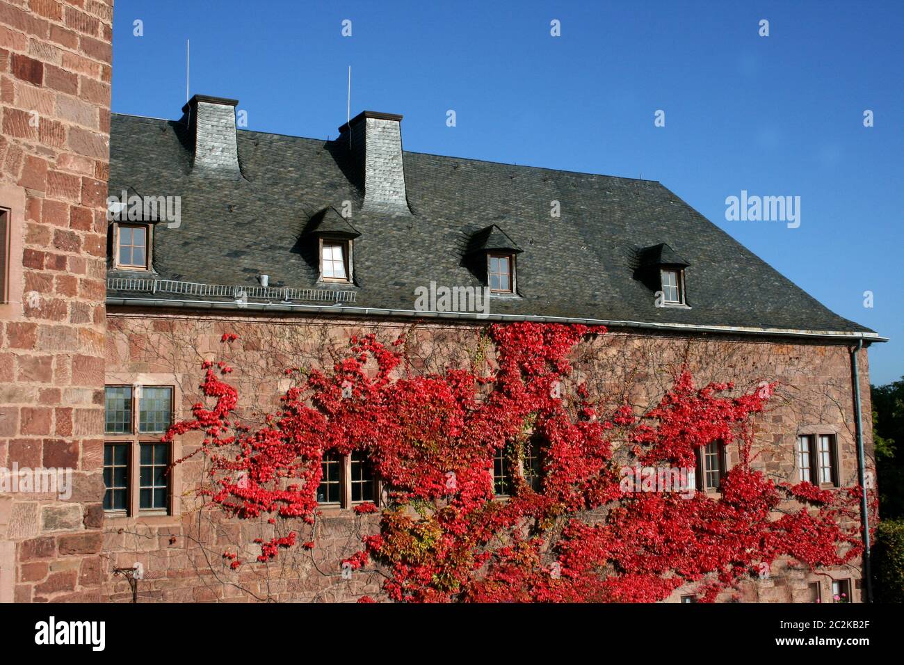 Tower walls old castle hi-res stock photography and images - Alamy