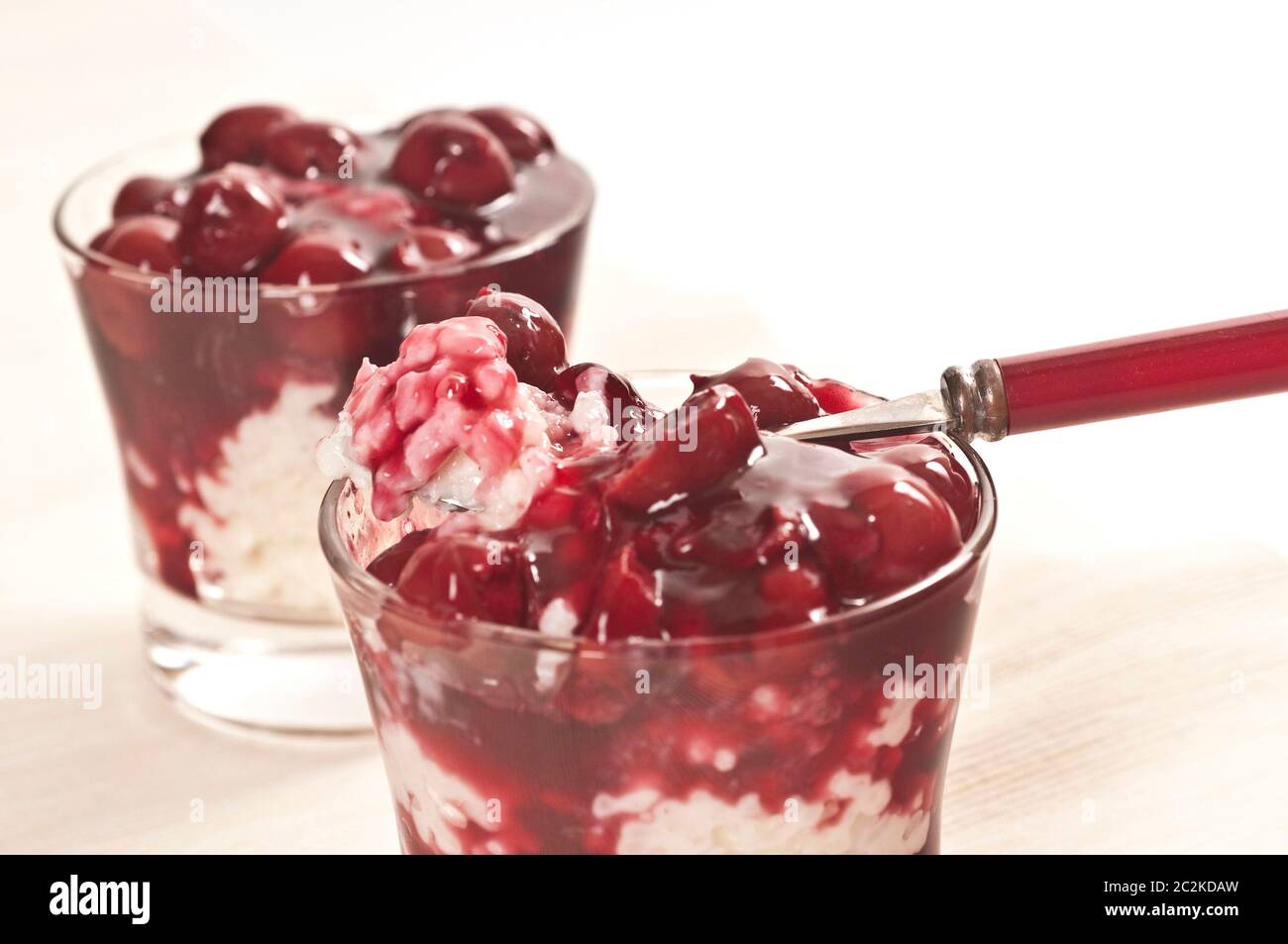 Milchreis mit Kirschen Stock Photo - Alamy