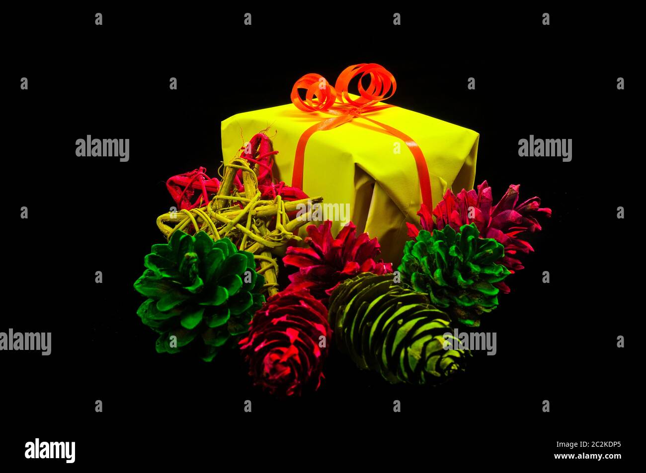 Geschenke, Weihnachtskugeln und Sterne in neonfarben auf schwarzem Hintergrund Stock Photo