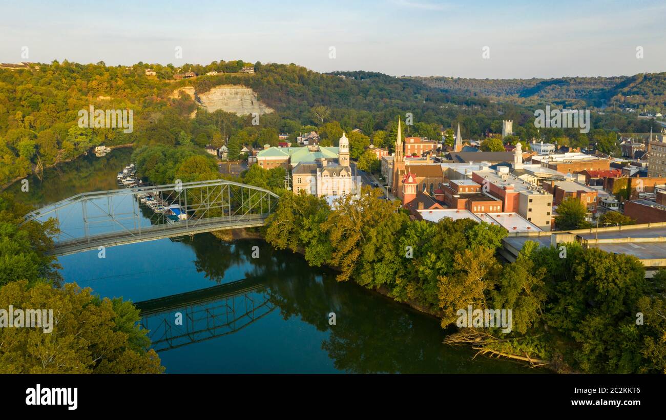 The Kentucky River meanders along framing the downtown urban core of Frankfort KY Stock Photo