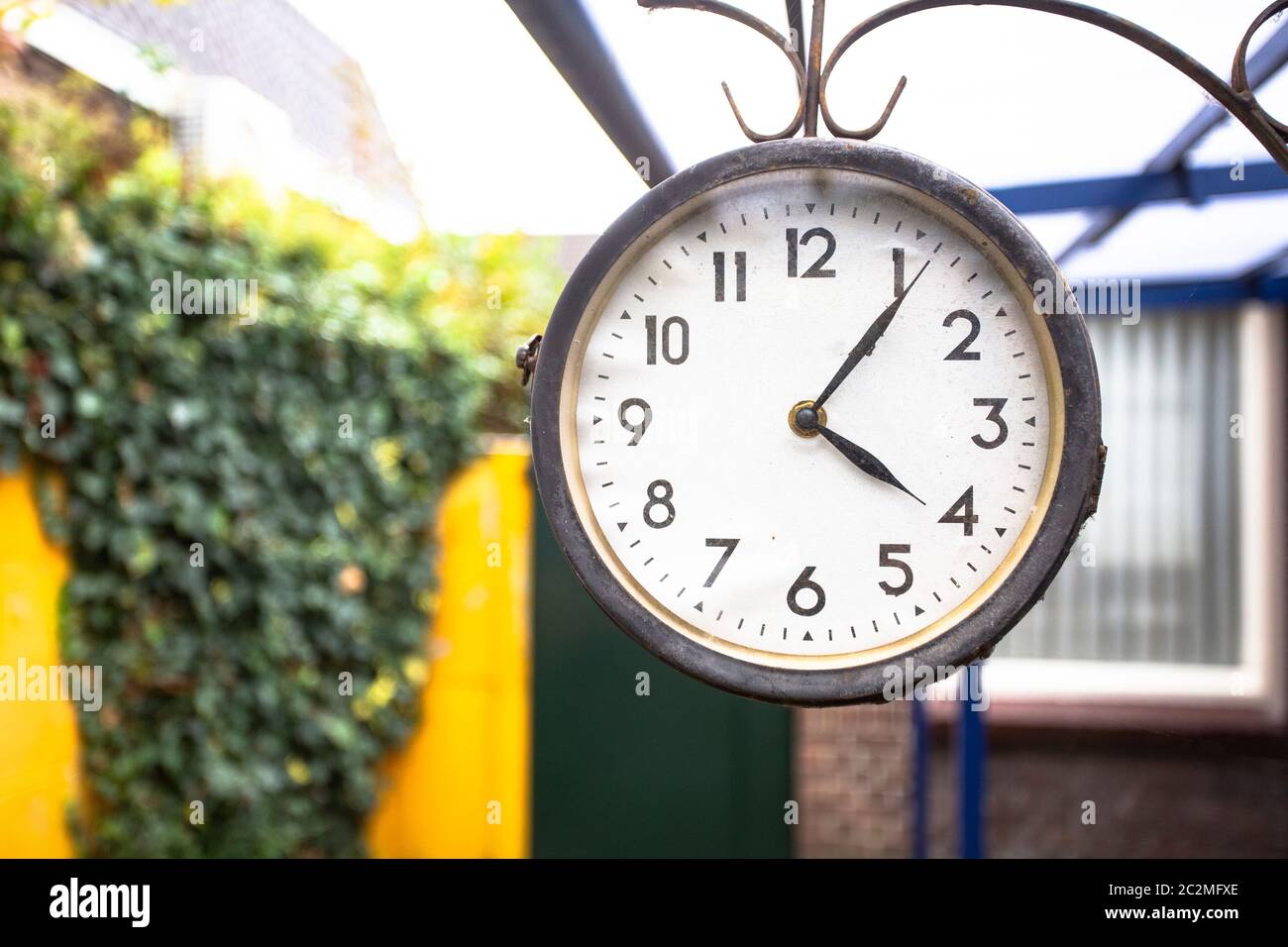 https://c8.alamy.com/comp/2C2MFXE/antique-vintage-style-clock-hanging-outside-hanging-on-the-wall-of-a-house-closeup-2C2MFXE.jpg