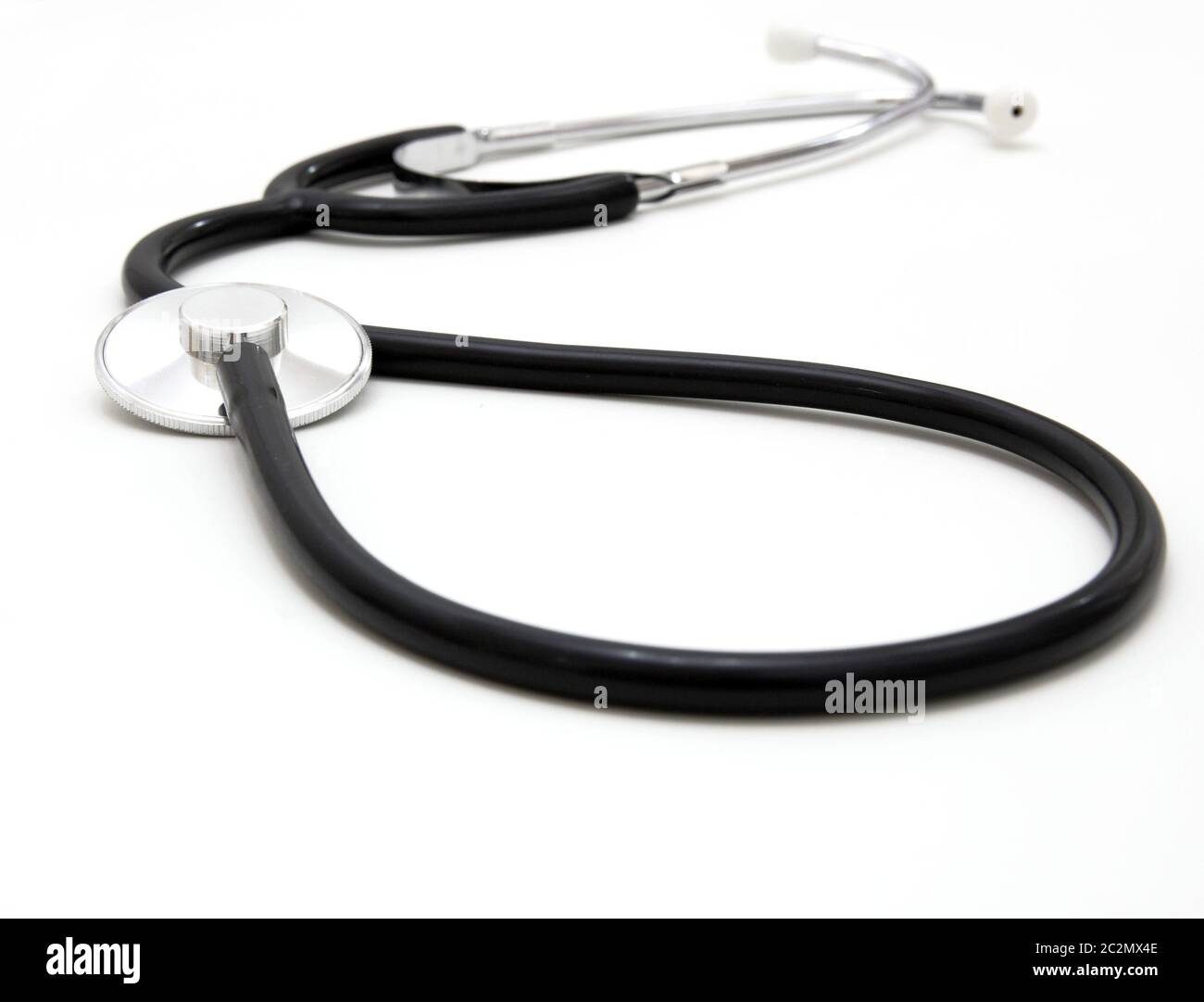 L'infermiere regola il fonendoscopio sul collo del medico Foto stock - Alamy