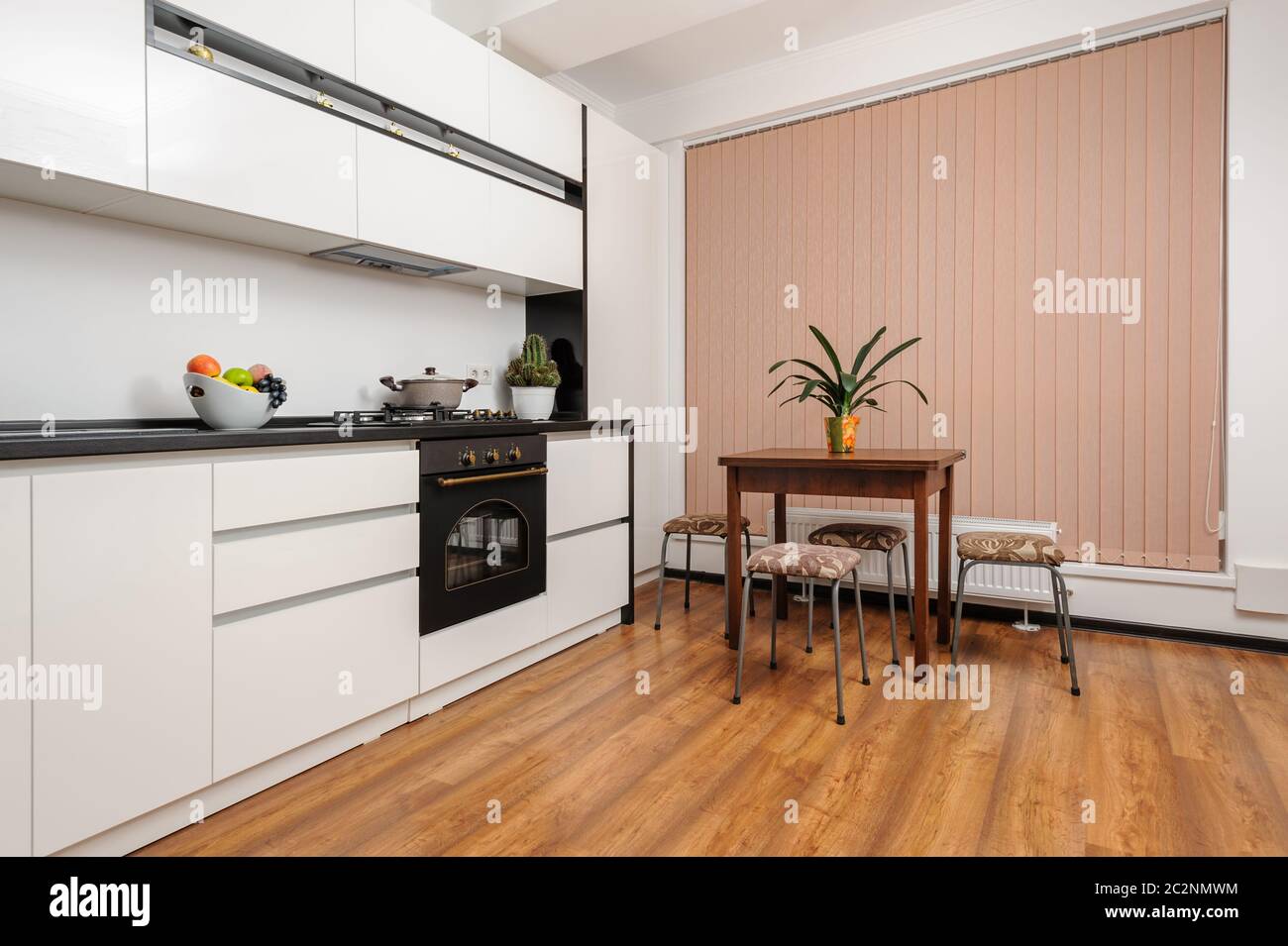 Classic black and white kitchen Stock Photo Alamy