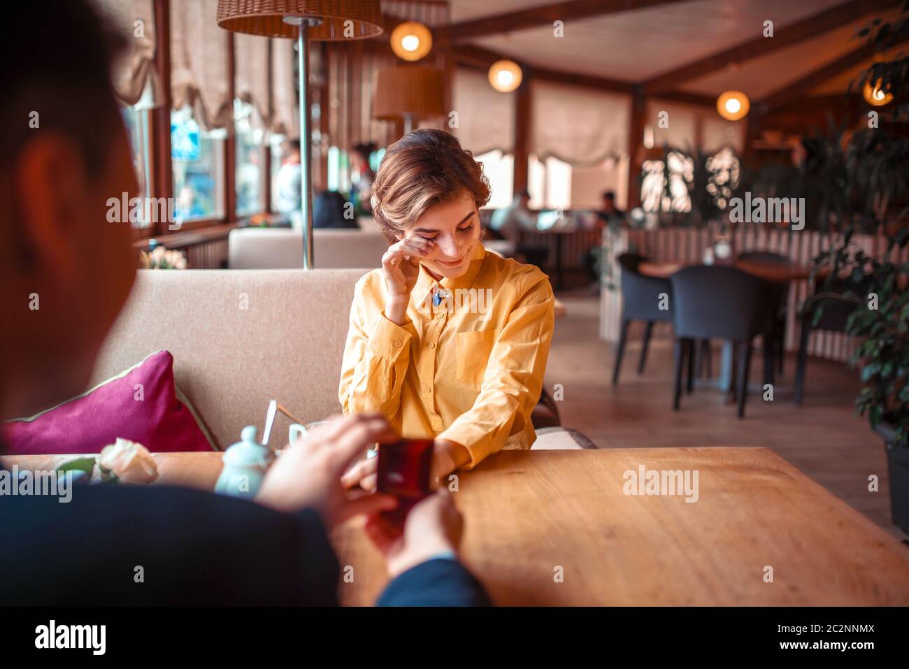 Романтичное предложение руки и сердца. Как сделать предложение в ресторане. Мужчина делает предложение. Предложение руки и сердца девушке в ресторане. Мужчина делает предложение.