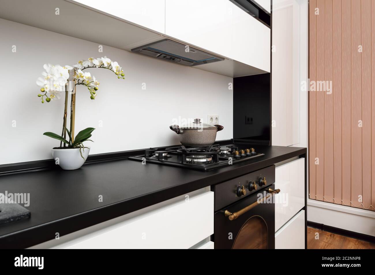 Modern classic black and white kitchen Stock Photo Alamy