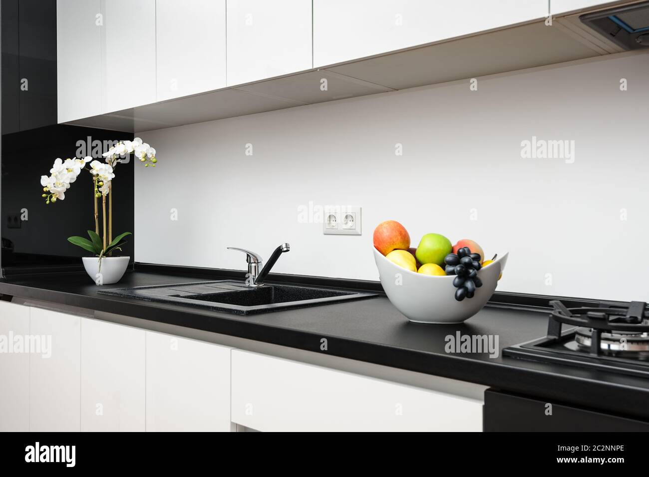 Modern classic black and white kitchen Stock Photo Alamy