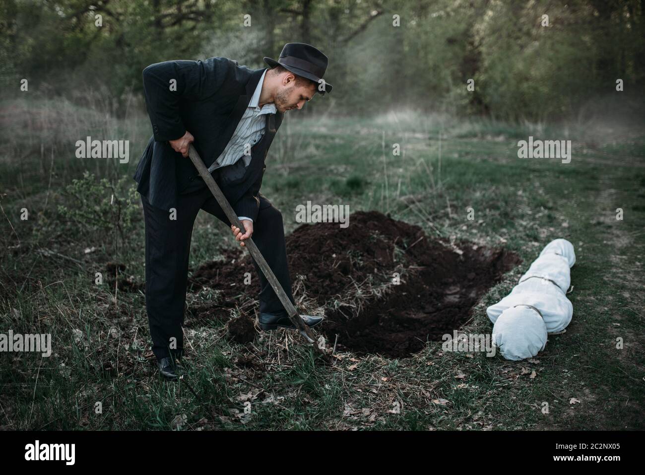 Dig Grave Shovel High Resolution Stock Photography and Images Alamy