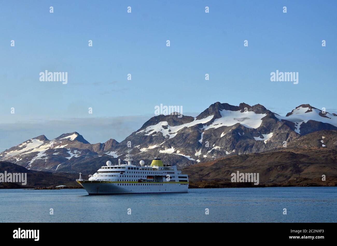 Kreuzfahrtschiff im Fjord bei Tasiilaq, Ostgrönland Stock Photo