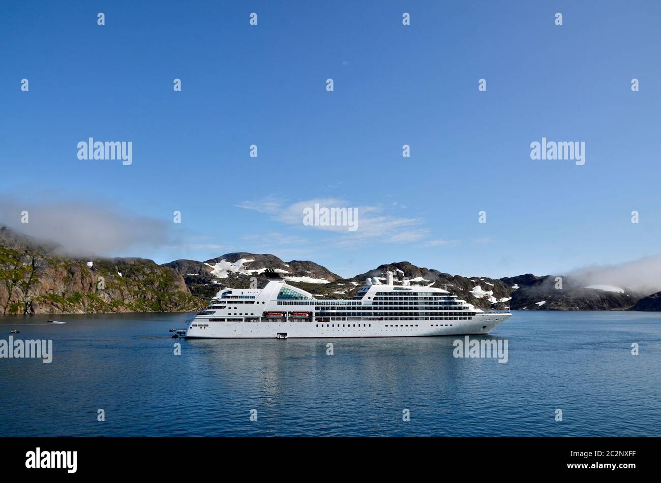 Kreuzfahrtschiff im Prins Christian Sund, Grönland Stock Photo