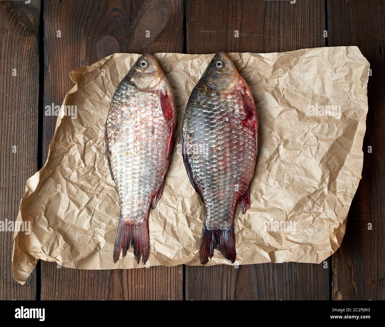 Paper Scale Fush Whole raw fish on crumpled hi-res stock photography and images - Alamy