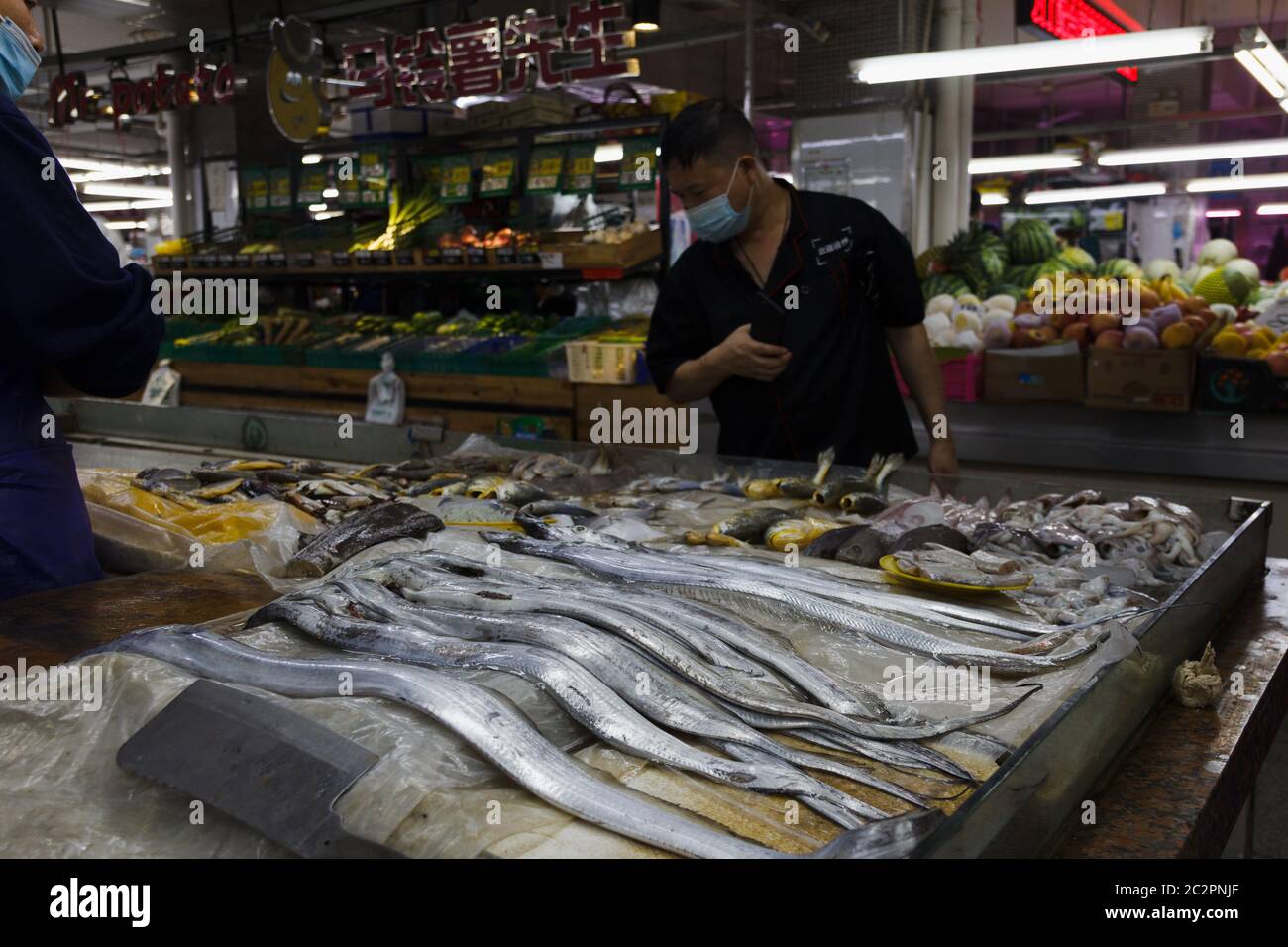 Fresh fish sales at local market in Shanghai Stock Photo - Alamy