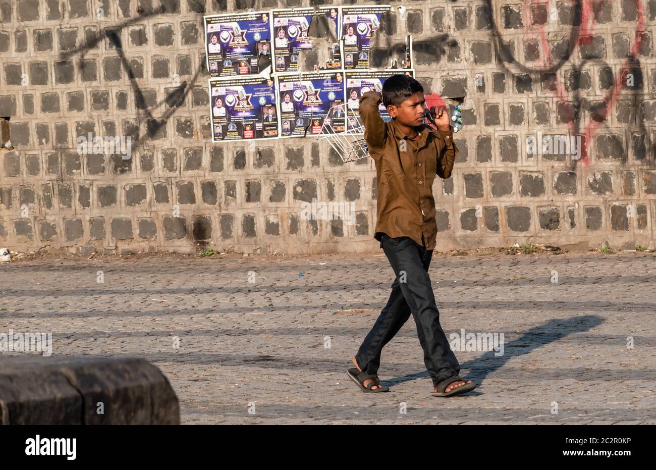 Nagpur, Maharahstra, India - March 2019: An Indian boy working on the streets of the city. Stock Photo