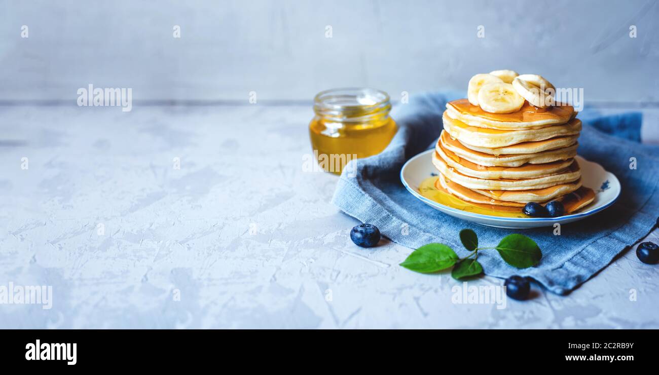 Pancakes blueberry banana sauce hi-res stock photography and images - Alamy