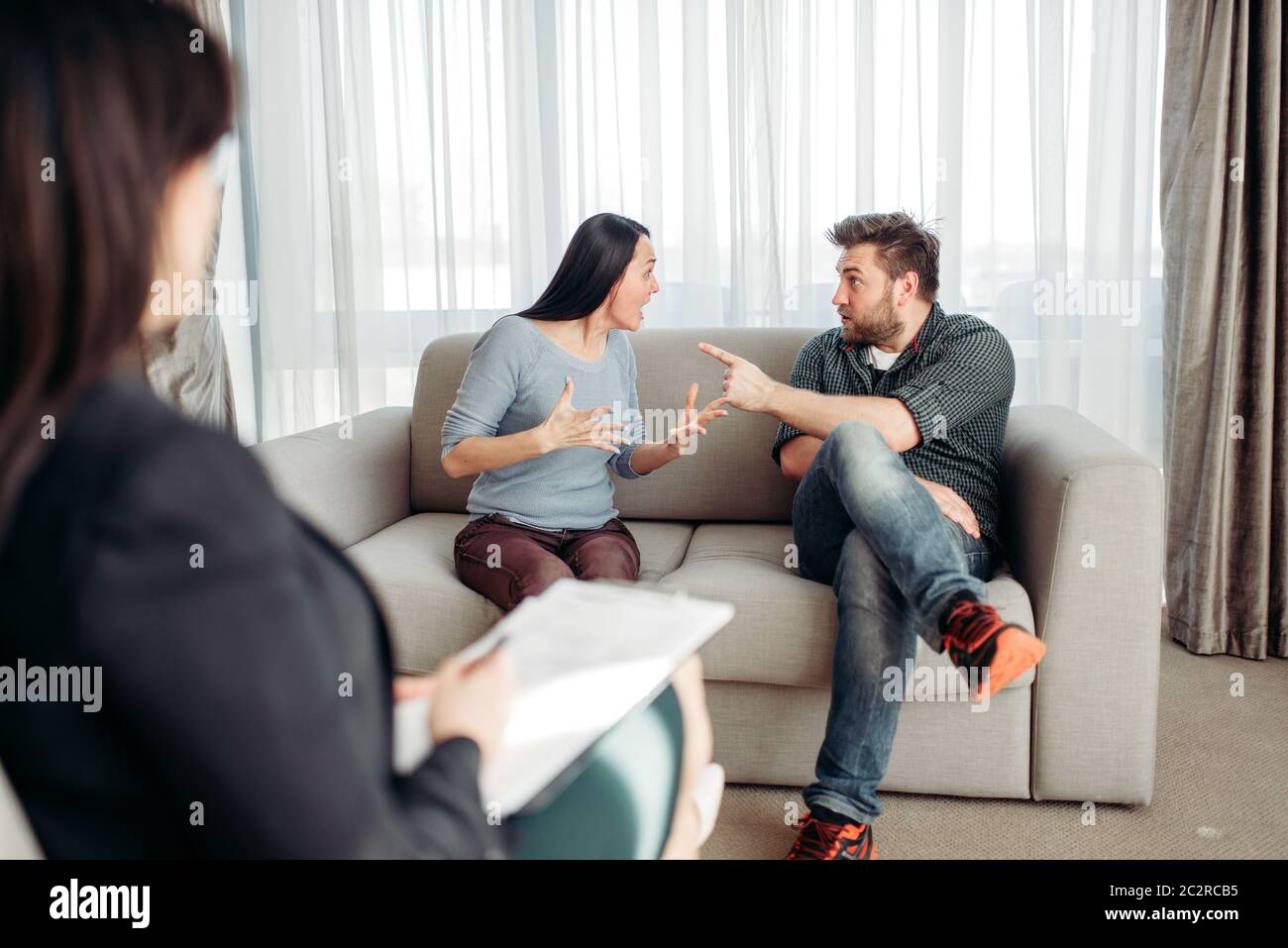 Couple sitting on sofa, psychologist reception, civilized solution to the  problem. Female doctor helps patients with consultation, family psychology  s Stock Photo - Alamy