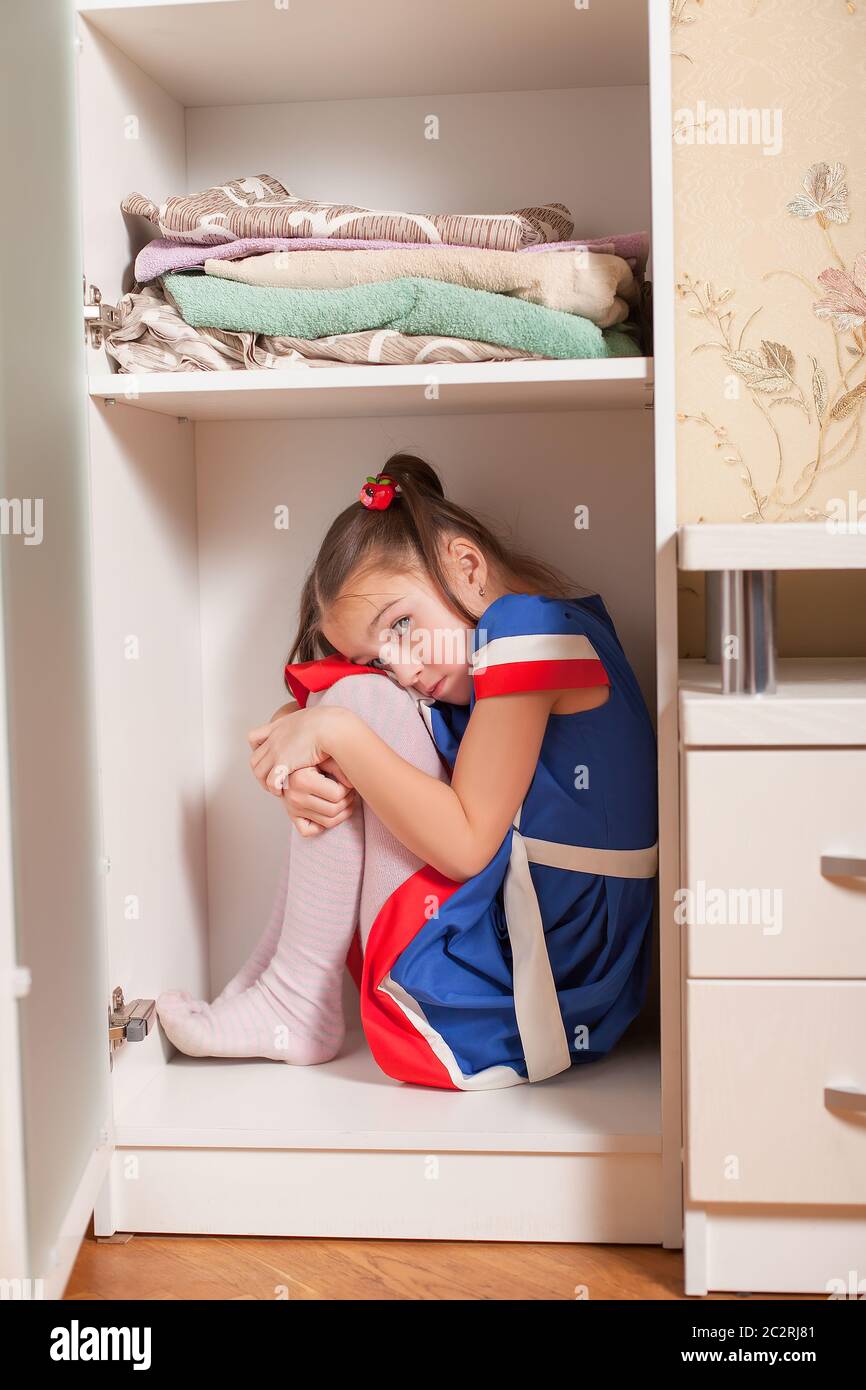 Маленькая девочка в шкафу. Девушка прячется в шкафу. Шкаф для детей. Девушка в шкафу. Беспорядок вещей в шкафах.