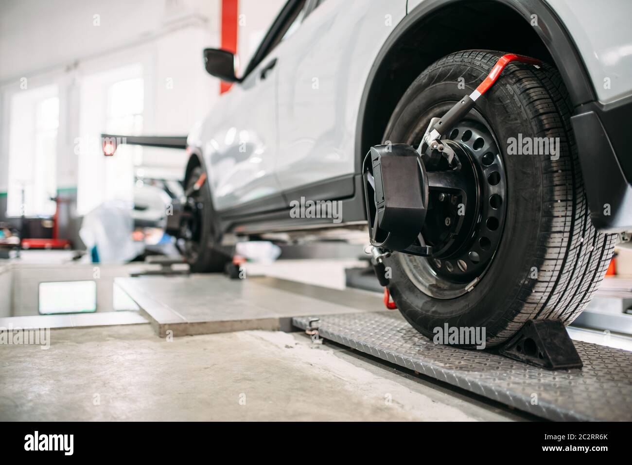 Targets on car wheels, collapse of convergence stand in auto-service ...