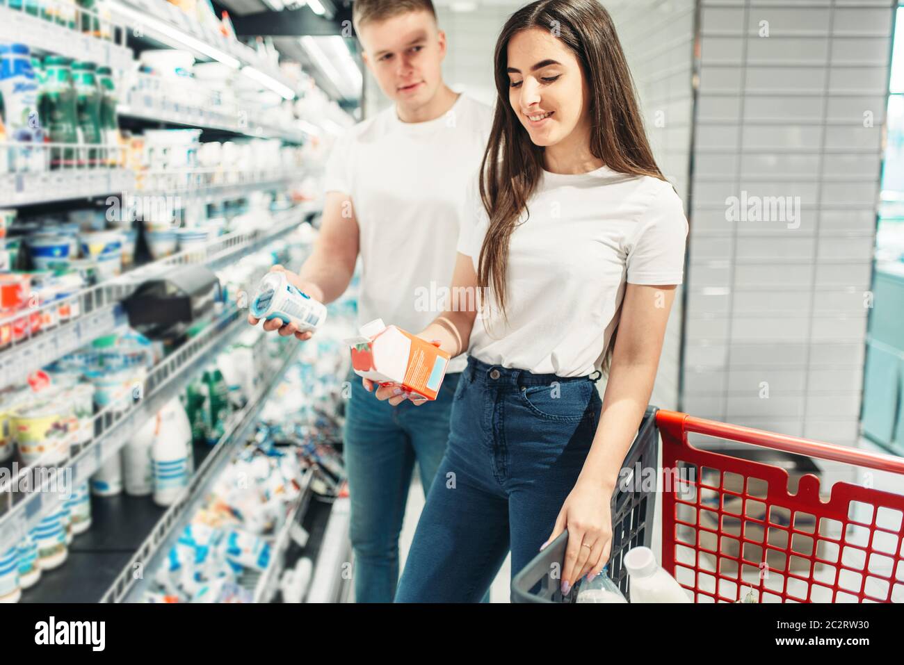 женщина в магазине фото. покупатель в магазине. покупатель выбирает ассортимент. рынок клиентов. покупатель в магазине.