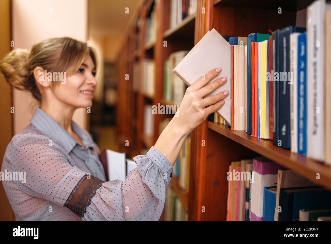 Два друга взяли в библиотеке одинаковые. Девушка в библиотеке. Книга человек. Девушка достает книгу с полки. В библиотеке библиотекарша.