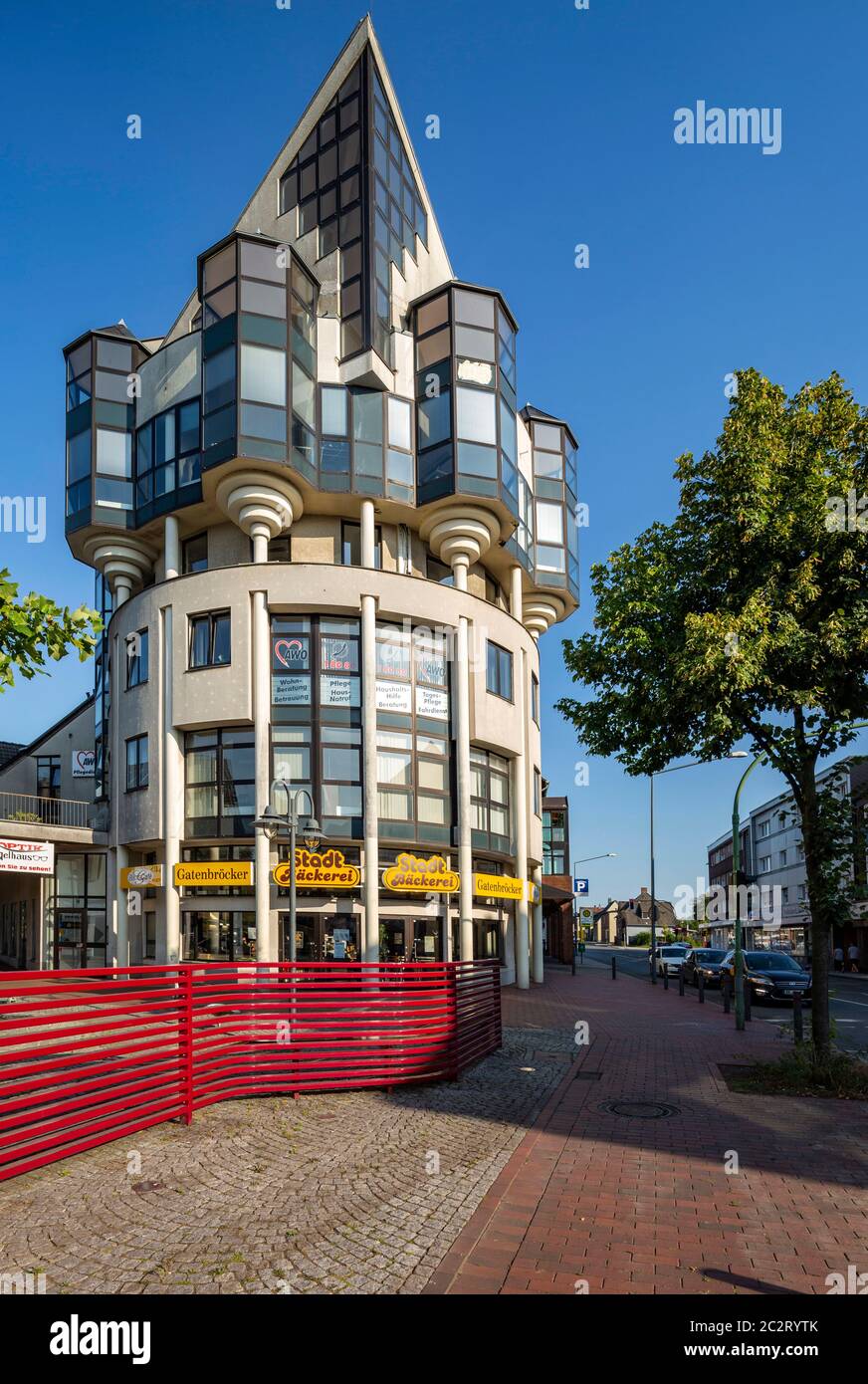 Postmoderne Architektur, Geschaeftshaus und Buerogebaeude an der Langenbochumer Strasse Ecke Feldstrasse in Herten-Langenbochum, Ruhrgebiet, Nordrhein Stock Photo