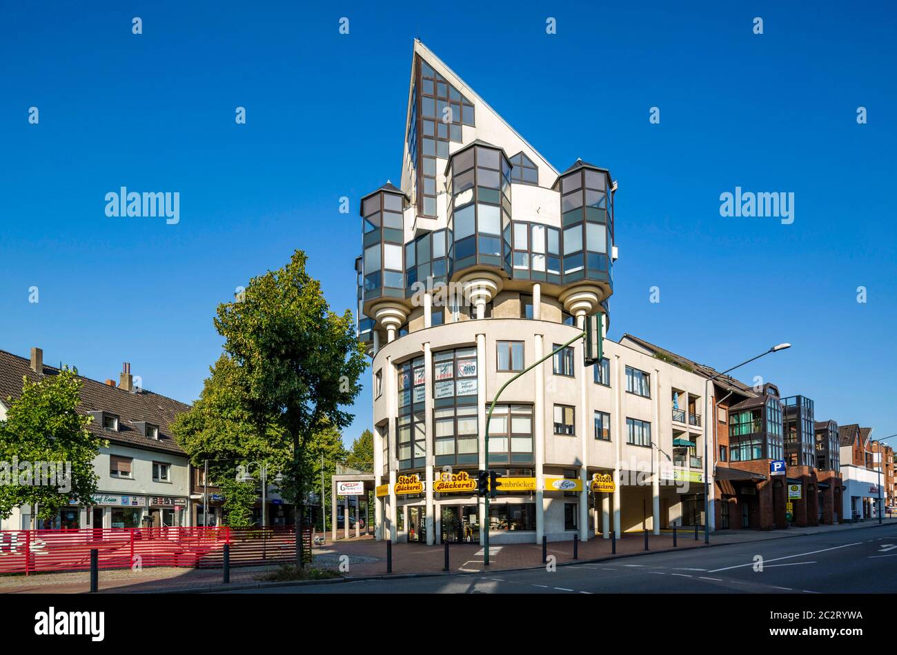 Postmoderne Architektur, Geschaeftshaus und Buerogebaeude an der Langenbochumer Strasse Ecke Feldstrasse in Herten-Langenbochum, Ruhrgebiet, Nordrhein Stock Photo