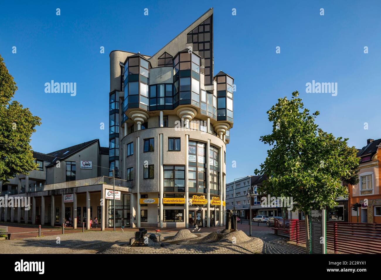 Postmoderne Architektur, Geschaeftshaus und Buerogebaeude an der Langenbochumer Strasse Ecke Feldstrasse in Herten-Langenbochum, Ruhrgebiet, Nordrhein Stock Photo