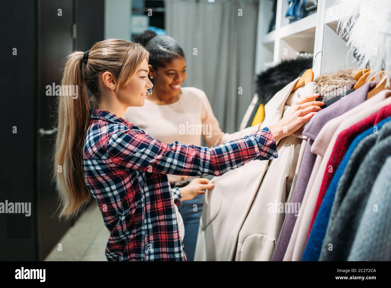 Выбирает девушку передача. Девушка с продуктами. Продавец и покупатель. Девушка выбирает все лучшее. Человек выбирает продукты.