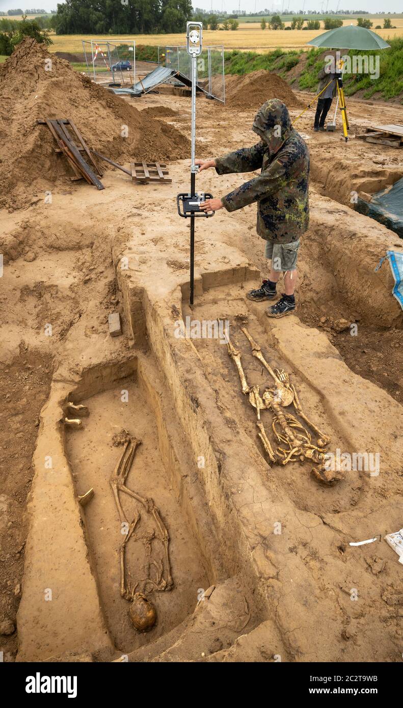 18 June 2020, Thuringia, Großvargula Excavation staff survey the