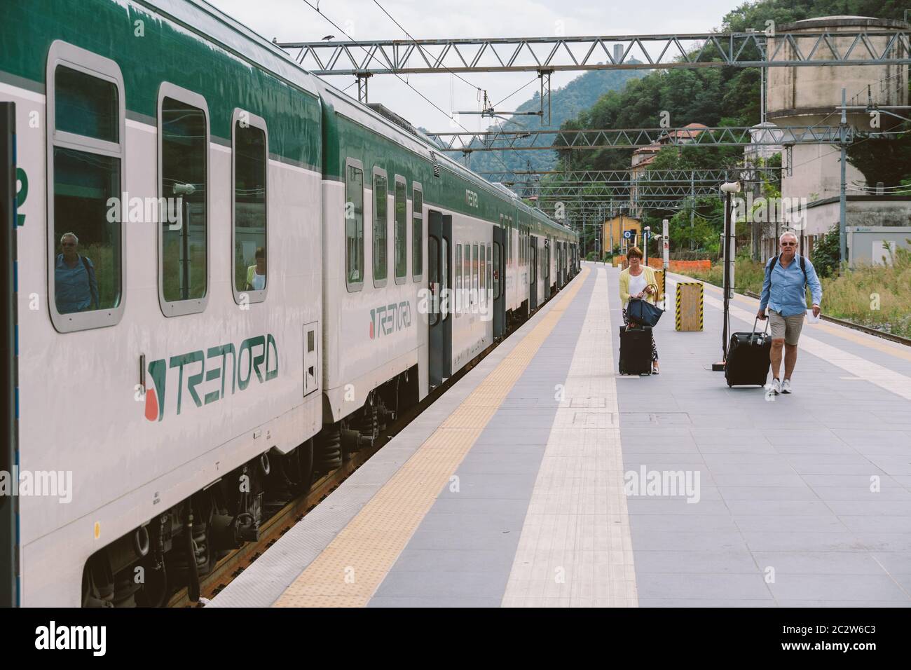 Page 22 Train Arriving At High Resolution Stock Photography And Images Alamy